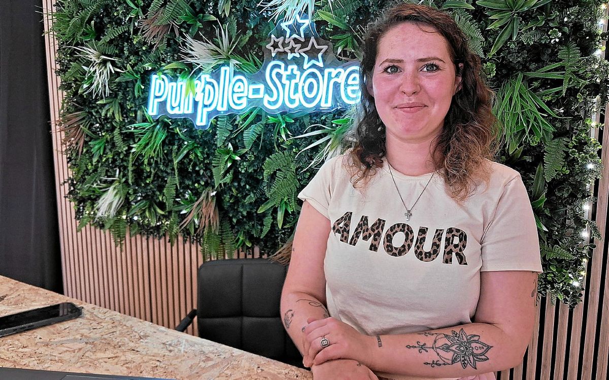 Boutique Purple Store de Lannion : mur végétal et néon Purple-Store